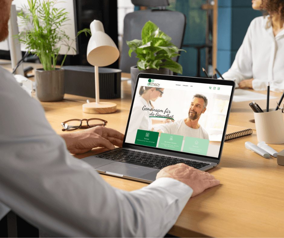 Laptop mit geöffneter One-Pager-Website einer Physiotherapiepraxis – modernes Webdesign für kleine Unternehmen in Villingen-Schwenningen